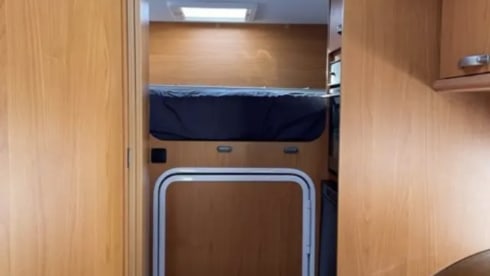 Speedy – Motorsport en Adventure - 7x7 garage en trekhaak voor 2500kg