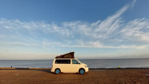 Dora – 2 berth Volkswagen bus from 2014