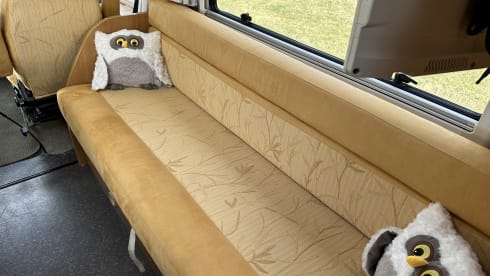 Discover freedom with our fresh Hymer B 584 – with bar layout, lifting bed 