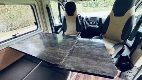 Comfortabel op avontuur als gezin van 4 of met z’n tweeën – 4P bus camper Fiat Ducato - Knaus Boxstar (transverse bed 2P + lifting bed 2P)