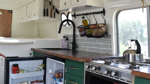 Barry – Unique off-grid oldtimer Mercedes 508 camper