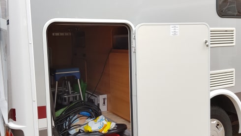 Compact Dethleffs 2-person camper