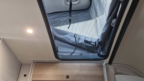 MOBILHOMIE – Campervan Burstner automatic met popup dak (4 slaapplaatsen)