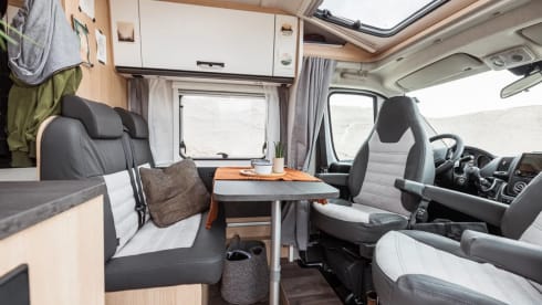Luxe Sunlight V66 Adventure, semi-integrated camper