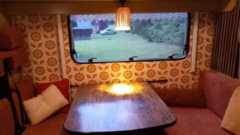 Geheel gerenoveerde camper met retro look. – 4-seater Ford Alcove from 2001