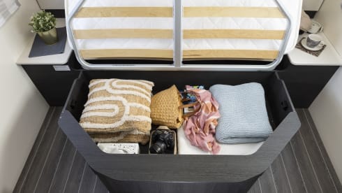 NXM – Zefiro 696 | 4 Berth with Island Bed 