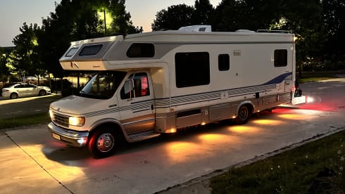 Amerikaanse camper – 6-person Ford E350 7.3L V8 turbo diesel