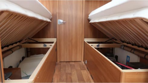 Globe-Drôme – 2 person semi-integrated Dethleffs camper 