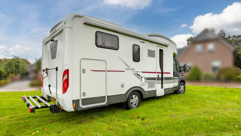 Very luxurious semi-integrated camper with a lot of comfort