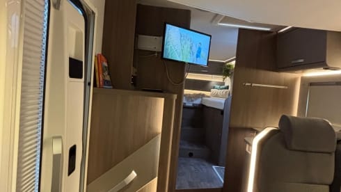 Making Memories 3 – 4persoons Ford Carado T447 half integraal uit 2025 met een Hefbed