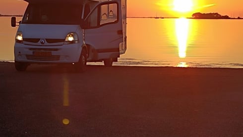 Spacious and complete 5-person family camper