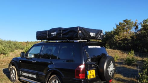 4x4 Mitsubishi Pajero with large roof tent