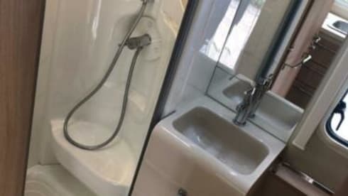 Camper 1 – Spacious and luxurious 6-person camper incl. Playstation 4