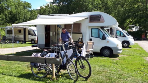 nooitverwacht – beautiful 6.05m with solar panel oven 2.8 jtd and scooter carrier