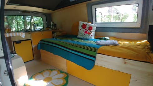 Zonnegeel – 3 person Mercedes-Benz bus from 2017