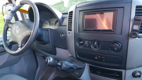 WanderVan Noé – Mooie zelfbouw camper voor 2P+kindje 