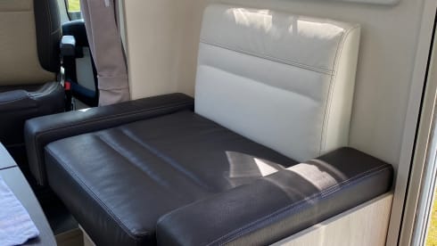 Geniet van ‘Camper Exclusief’ 💃🏻 – Super cool Camper CHAUSSON with Queen size bed.