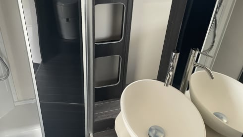 Feel Home on wheels – New and spacious Roller Team 2023 with central bed