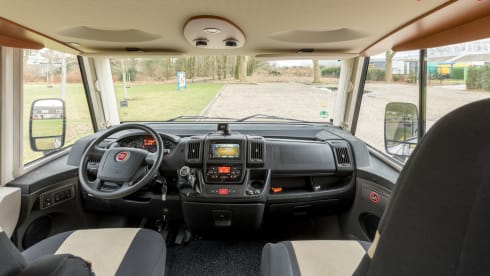 Liedje – Hymer Exsis-i with 2x AIRCO