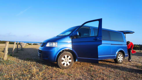 bluesky – vw t5 long wheelbase, free on the road surrounded by a blue sky