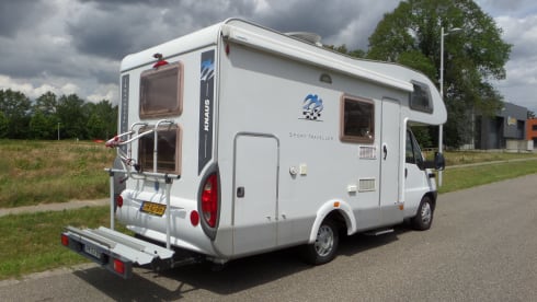 Compact family camper with bunk bed