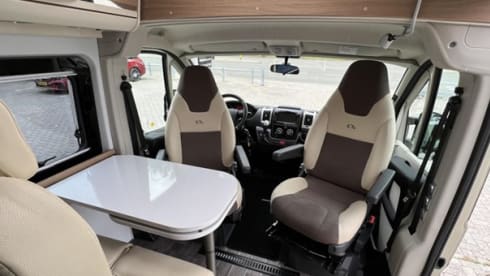 Very luxurious camper, 5.99 m, automatic, 2 length beds