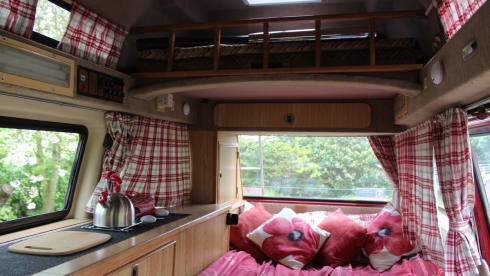 Poppy – VOLKSWAGEN T25 RETRO 1980'S 4 BERTH CAMPER, DIESEL HEATING, OFF GRID.