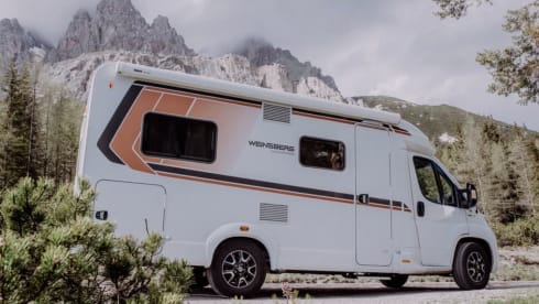 YN25 AOM – Weinsberg CaraSuite 700 ME 4 Berth