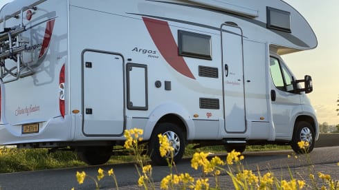 Ooit Is Nu! – Self-sufficient 6 person luxury camper "Ever Is Now"