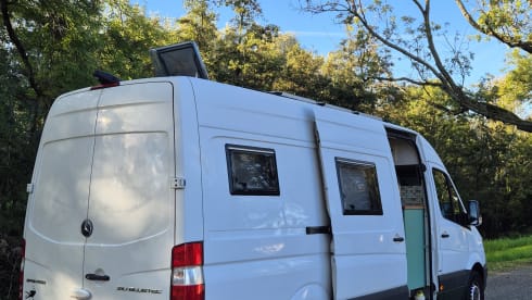 Zweisitziger Mercedes-Benz Bus aus dem Jahr 2016