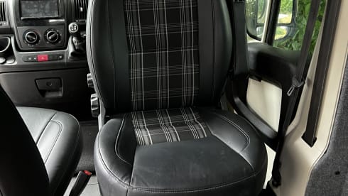 Big Tony – Peugeot Boxer Campervan mit 5 Schlafplätzen. Brandneuer Umbau