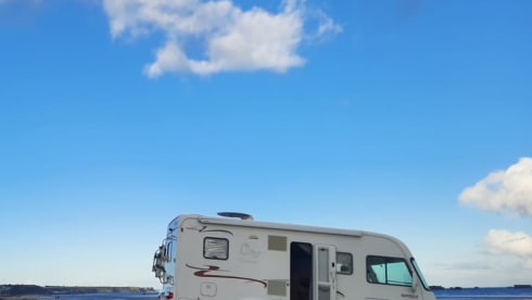Let op!!! Prijs is inclusief dagverzekering goboony! – Beautiful camper for rent! With a fixed bed and fully furnished!