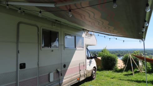 De Roze Olifant – Spacious family camper - 7p Ford alcove from 1998 