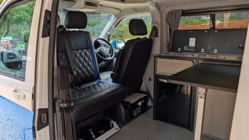 Victor – 4 berth Volkswagen campervan from 2017