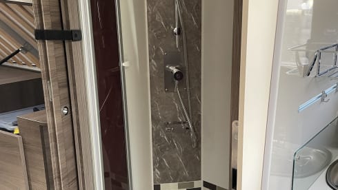 Modest – 5p McLouis Carat 873g integrated camper from 2021