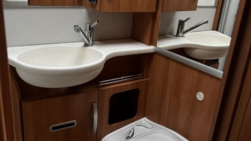 Guusje – Hymer with length beds super luxury camper