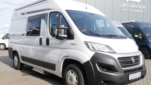 Carado 5.40 meter Buscamper, 2 sleeping - 4 seats.