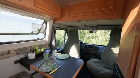 Minty – Minty; Cheerful 2p campervan from 2004, solar panel on the roof!