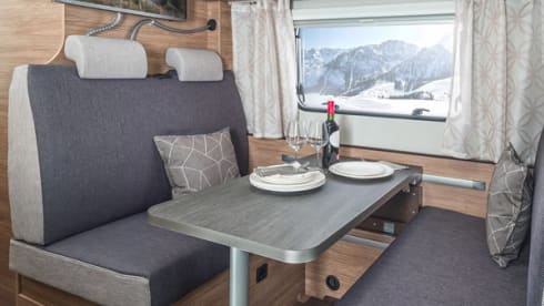 YN24 AWW - 6 berth Weinsberg 600 DKG Romford 