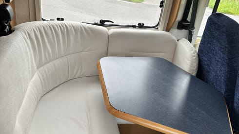 2p Hymer B574 fixed bed air conditioning