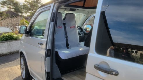 Optimus – Beautiful 4 berth Volkswagen campervan from 2011