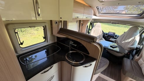 Burstner Nexxo T740 – 3p Bürstner semi-integrated uit 2015
