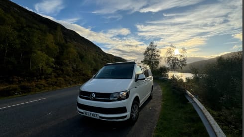 Wee Mags – Immaculate 4 berth 2017 VWT5 Camper