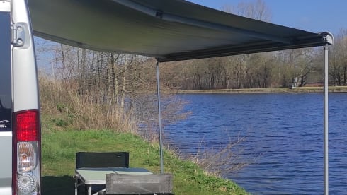 Gezellige en compacte 2p-Fiat Ducato, met airco. 