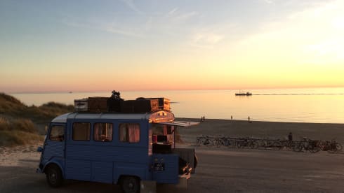 Feel good trip in retro Citroen HY - ultimate relaxation with character