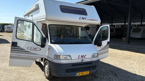 Cozy 4 person camper LMC Fiat Ducato alcove