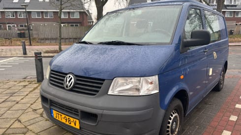 2p Volkswagen campervan uit 2003