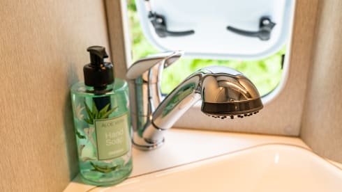 Luxe Hymer buscamper met lengte bedden