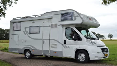 Beautiful complete and very neat 6-person camper (Fiat Ducato Adria Mobil)