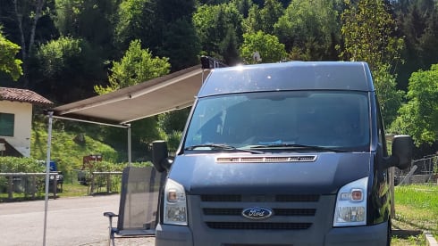 Zweisitziger Ford-Bus aus dem Jahr 2011